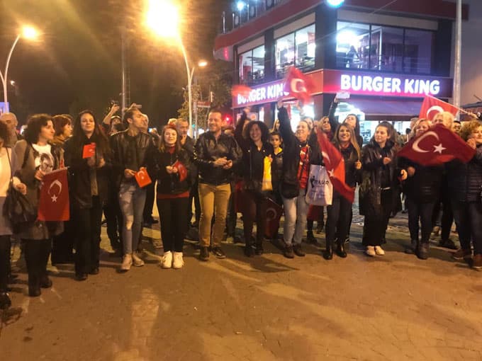 Çark Caddesi'nde Türk bayraklarıyla yürüdüler