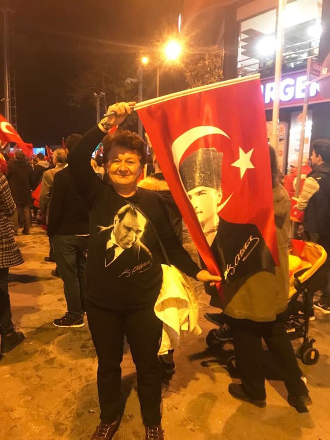 Çark Caddesi'nde Türk bayraklarıyla yürüdüler