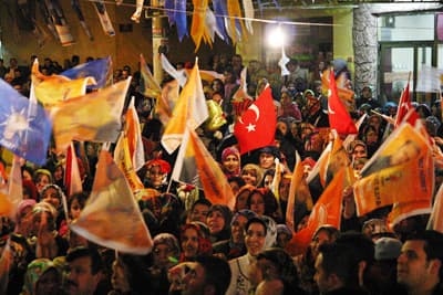 İlk Önce Beddua Etti, Ardından da Halka Amin Dedirtti