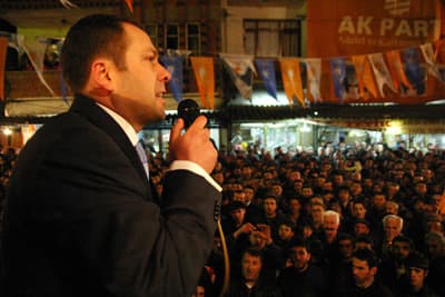 İlk Önce Beddua Etti, Ardından da Halka Amin Dedirtti