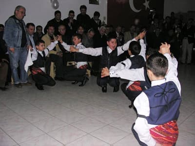 <font face="arial,helvetica,sans-serif" size="2">Kurdale kesiminin ardından saygı duruşu ve İstiklal Marşıyla başlayan program, Geyve Erzurumlular Dernek Başkanı Erhan Sarı ve Sakarya Erzurumlular Derneği Başkanı M&uuml;kerrem Ko&ccedil;'un konuşması ile devam etti.</font> <p><font face="arial,helvetica,sans-serif" size="2">G&uuml;n&uuml;n &ouml;nemini anlatan bir &ccedil;ok şiirin seslendirildiği a&ccedil;ılışta; okunan <font color="#333399">&quot;Dadaş&quot;</font> şiiri salondakileri duygulandırdı. Geyve Simit Sarayı'nın sponsor olduğu Erzurum'lu gen&ccedil;lerden oluşan<font color="#333399"> &quot;CANO&quot;</font> grubu g&ouml;steriyle a&ccedil;ılışa katılanlara renkli anlar yaşattı.</font></p><p><font face="arial,helvetica,sans-serif" size="2">Program Slayt g&ouml;sterilerinin ardından misafirlere yapılan ikramla program sona erdi.</font></p>