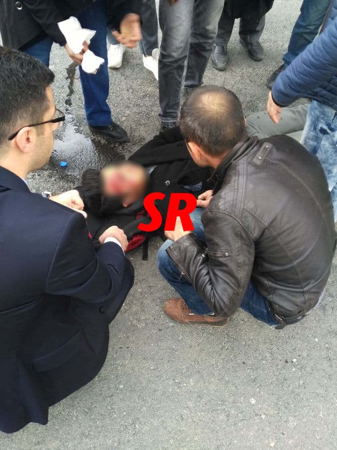Karşıdan karşıya geçen liseli öğrenciye araba çarptı