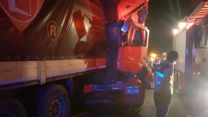 TEM Otoyolu'nda iki tır çarpıştı: 5 yaralı!