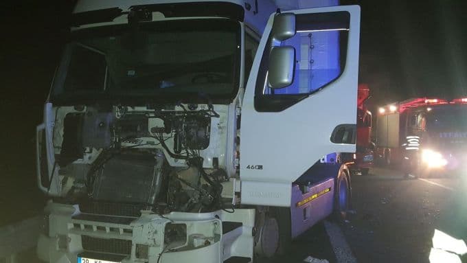 TEM Otoyolu'nda iki tır çarpıştı: 5 yaralı!