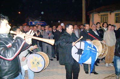 Başkanlarını Davul-Zurnayla Karşıladılar