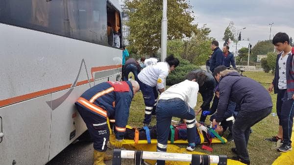 Sporcuları taşıyan midibüs kaza yaptı: 12 yaralı