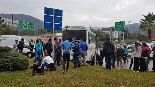 Sporcuları taşıyan midibüs kaza yaptı: 12 yaralı