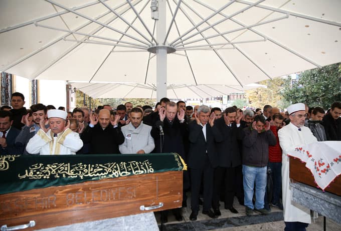 Cumhurbaşkanının acı gününde cenaze namazını o kıldırdı