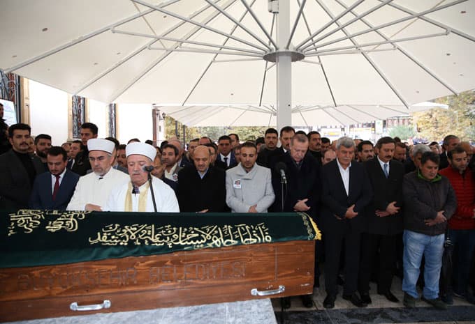 Cumhurbaşkanının acı gününde cenaze namazını o kıldırdı