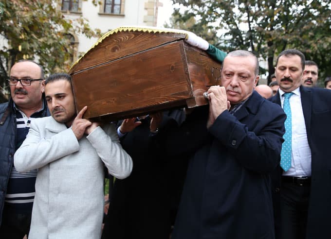 Cumhurbaşkanının acı gününde cenaze namazını o kıldırdı