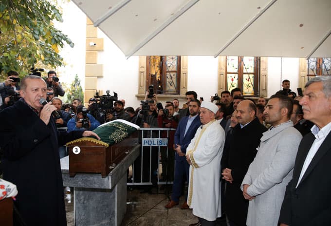 Cumhurbaşkanının acı gününde cenaze namazını o kıldırdı