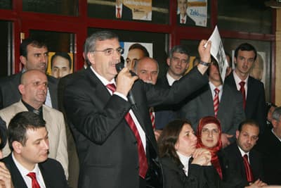 <font size="2"><font face="Arial"><strong><font color="#000000">Yalancı &Ccedil;oban Misali </font></strong><br /><br />AK Parti'nin ayağı yere sağlam basan projelerle yola &ccedil;ıktığını belirten To&ccedil;oğlu, şunları kaydetti: </font></font><font color="#333399"><font face="Arial" size="2">&quot;Millet bunlara g&uuml;vendi iktidarı teslim etti, bunlar ise biz bu işi yapamıyoruz dediler ve arkalarına bakmadan ka&ccedil;tılar. Bug&uuml;n hangi y&uuml;zle milletin karşısına ge&ccedil;ip oy istiyorlar. Memleketi nasıl kriz ortamına soktuklarını hepimiz hatırlıyoruz. Bu &uuml;lkenin kaynaklarını kurutanlar, şimdi kalkmış kahve kahve dolaşarak gen&ccedil;lerimize iş s&ouml;z&uuml; veriyor. İş vaadinde bulundukları insan sayısı şimdiden on binleri aştı. Ziyaret ettikleri her k&ouml;ye, her beldeye, her il&ccedil;eye hizmeti buradan başlatacağız diyorlar. Asil milletimiz bunların yalanlarına inanmayacaktır. Bunlar yalancı &ccedil;oban misali kendilerini aldatıyorlar<strong>. Bunların yalanlarına dağlar dayanmaz. Yaptıkları yalan vaatler ve iftira siyasetinden başka bir şey değildir.</strong> Şimdi iftira siyaseti yapanlara sesleniyorum: Eğer bizim hakkımızda bir iddiada bulunuyorsanız, bunu belgesiyle ortaya koyamazsanız m&uuml;fterisiniz. Siyasi yaşamı boyunca Sakarya'ya bir &ccedil;ivi dahi &ccedil;akamayanlar elbette yapılan hizmetleri g&ouml;rmezden gelecektirler. <strong>Bunların ge&ccedil;mişini sizlerde biz de iyi biliyoruz. Ama biz konuşmuyoruz, belden aşağıya vurmuyoruz.&quot;</strong></font><br /></font>