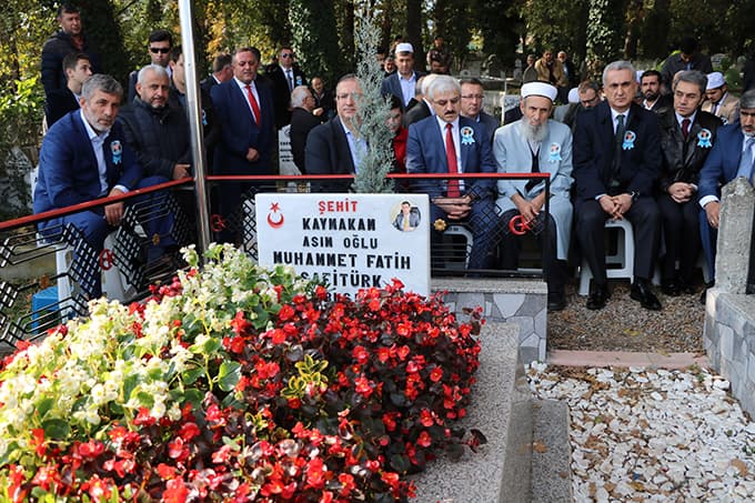 Şehit Kaymakam kabri başında anıldı