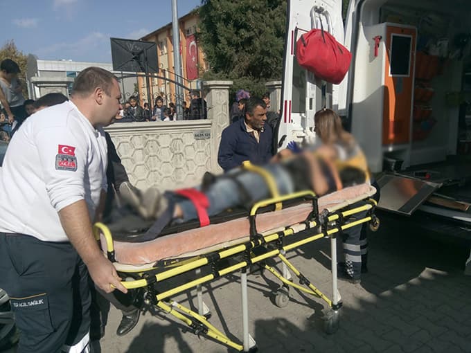 Okuldan kaçmak isteyen öğrenci ikinci kattan düştü