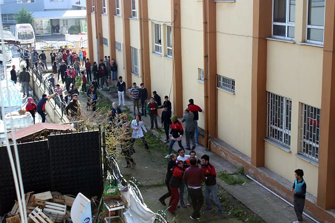 Okuldan kaçmak isteyen öğrenci ikinci kattan düştü