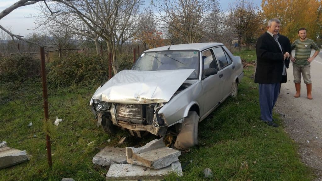 Kontrolden çıkan araç beton büze çarptı