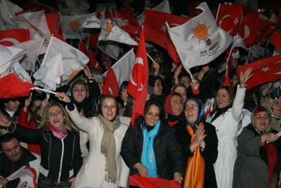 <p><font face="arial,helvetica,sans-serif" size="2"><strong>Kırkpınar&rsquo;da Hizmetler Artacak</strong><br /><br />Sapanca İl&ccedil;e Başkanı Nazmi Bostancı&rsquo;nın a&ccedil;ılış konuşmasının ardından k&uuml;rs&uuml;ye gelen Belediye Meclis &Uuml;yesi adayı Fatih Fil, <font color="#333399">AK Parti&rsquo;nin Kırkpınar&rsquo;dan en fazla oyu alarak se&ccedil;imlerde b&uuml;y&uuml;k başarı elde edeceğini s&ouml;yledi.&nbsp; <br /></font><br /><font color="#333399">Meclis &uuml;yesi adayı Fil&rsquo;in ardından Sapanca Belediye Başkanı İbrahim Uslu alkış ve sloganlarla k&uuml;rs&uuml;ye &ccedil;ıkarak bir konuşma yaptı.</font> Sapanca&rsquo;da 10 yıldır belediye başkanlığını başarıyla y&uuml;r&uuml;tt&uuml;klerini belirten Uslu, yaptıkları hizmetleri anlattı. <br /><br />Mitingdeki kalabalığın se&ccedil;im sonu&ccedil;larının AK Parti&rsquo;nin zaferiyle sonu&ccedil;lanacağını g&ouml;sterdiğini ifade eden Uslu, yeni d&ouml;nemde Kırkpınar ve Kurtk&ouml;y&rsquo;&uuml;n t&uuml;m sorunlarını &ccedil;&ouml;zeceklerini s&ouml;yledi. Sapanca&rsquo;nın g&ouml;l&uuml; ve doğasıyla Sakarya&rsquo;nın en g&uuml;zel il&ccedil;esi olduğunu belirten Uslu, <font color="#333399">yeni d&ouml;nemde ger&ccedil;ekleştirecekleri projelerle il&ccedil;enin T&uuml;rkiye&rsquo;nin en g&ouml;zde il&ccedil;elerinden birisi haline getireceklerini kaydetti.</font></font></p>