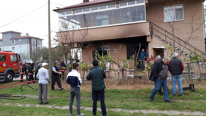 Evde çıkan yangın 3 kişiyi zehirledi