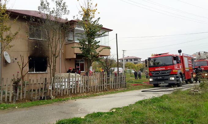 Evde çıkan yangın 3 kişiyi zehirledi