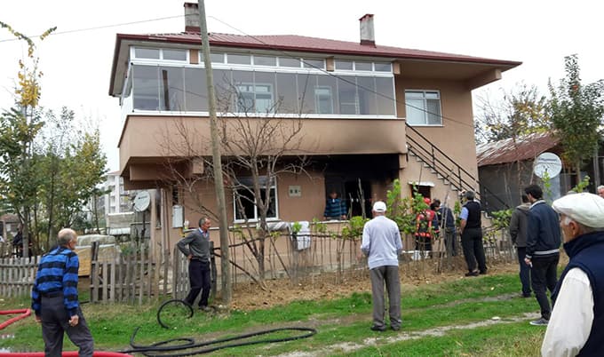 Evde çıkan yangın 3 kişiyi zehirledi