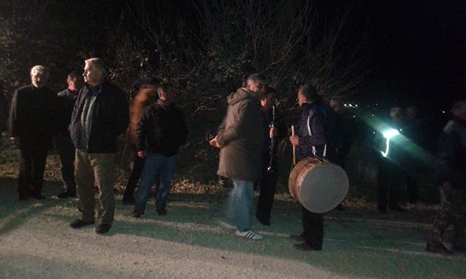 19 yıl sonra asfaltlanan yollar için göbek attılar