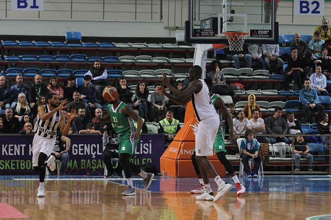 Dev Adamlar Darüşşafaka'yı konuk etti