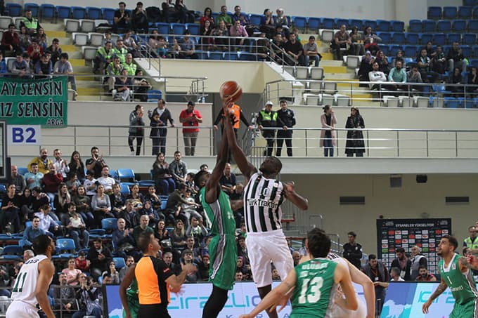 Dev Adamlar Darüşşafaka'yı konuk etti