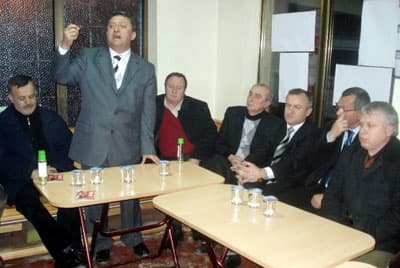 <font face="Arial" size="2">S&uuml;leyman Dişli'nin &quot;Bana &ccedil;atarak oy toplamaya, reytingini y&uuml;kseltmeye &ccedil;alışıyor&quot; s&ouml;zlerine sert cevap veren &Ouml;zkan, Sayın Dişli'yi a&ccedil;ık oturuma davet etti.<br /><br />Her gittiği yerde onlarca projesini vatandaşlara anlattığını s&ouml;yleyen Kamil &Ouml;zkan, s&ouml;zlerine ş&ouml;yle devam etti: <font color="#333399">&quot;Ekibimle birlikte aylarca, gece g&uuml;nd&uuml;z demeden &ccedil;alışıp Adapazarı'nı T&uuml;rkiye'nin yıldızı haline getirecek projeler &uuml;rettik. Bu projelerimizin hepsinin nasıl realize ve finanse edileceğini en ince ayrıntısına kadar tespit ettik. Sakarya'nın en k&uuml;&ccedil;&uuml;k beldelerinde bile başkan adaylarının onlarca projesi varken, koskoca Adapazarı Belediye Başkan adayının neden projesi yok?&quot;</font></font>