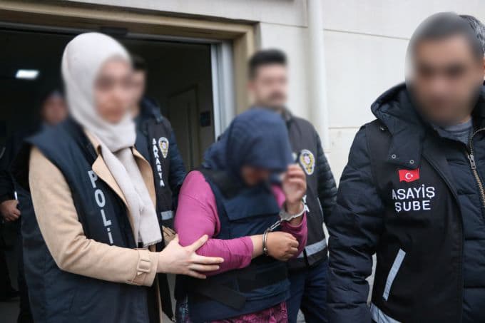Oğlunu öldüren kadın ve dostu adliyeye sevk edildi