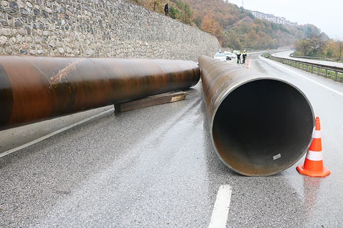 Tonlarca ağırlıktaki borular yola savruldu
