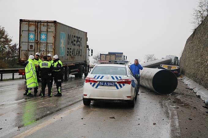 Tonlarca ağırlıktaki borular yola savruldu