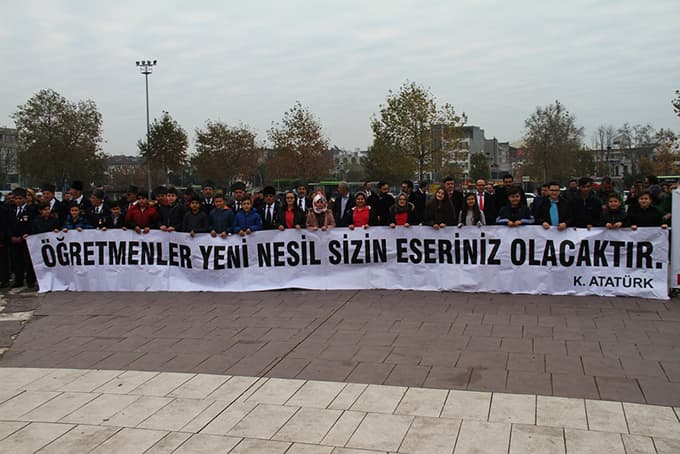 Atatürk Anıtı'nda bir araya gelip çelenk bıraktılar