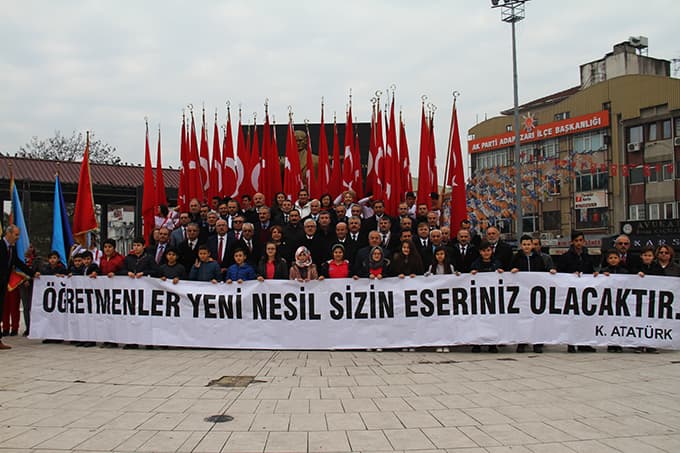 Atatürk Anıtı'nda bir araya gelip çelenk bıraktılar