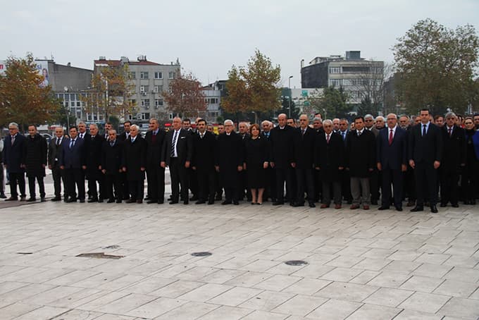Atatürk Anıtı'nda bir araya gelip çelenk bıraktılar
