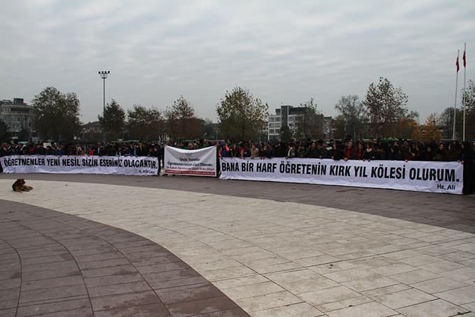Atatürk Anıtı'nda bir araya gelip çelenk bıraktılar