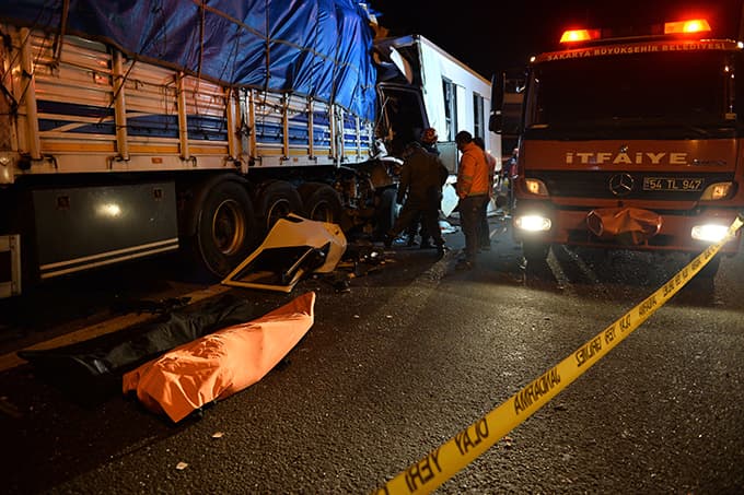 Kontrolden çıkan kamyon TIR'a çarptı
