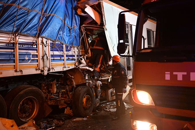 Kontrolden çıkan kamyon TIR'a çarptı
