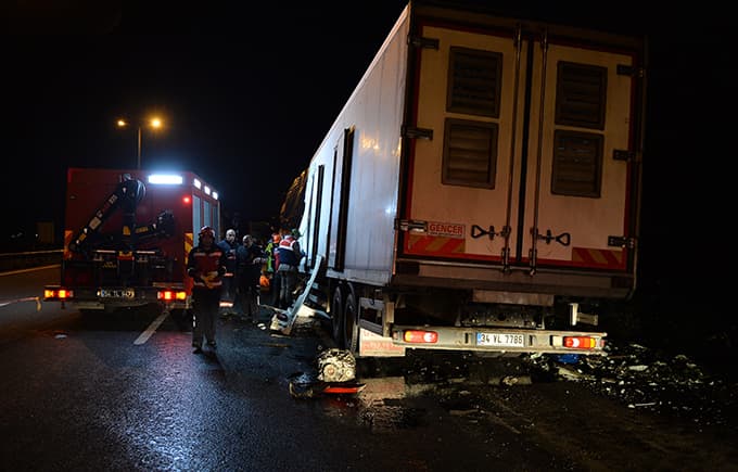 Kontrolden çıkan kamyon TIR'a çarptı