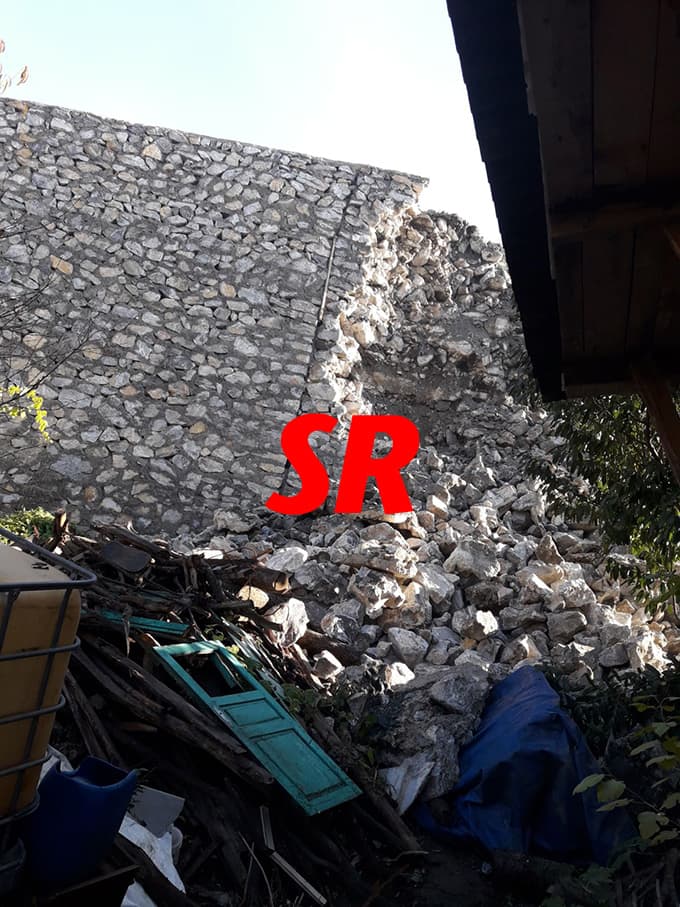 Kamyon ve istinat duvarı evin üzerine devrildi