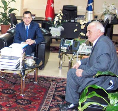 <font face="Arial" size="2" color="#000000"><strong>Gelecek Nesiller Bu Yanlışı Eleştirmekle Kalmayacak</strong></font> <p><font face="Arial" size="2">İki konuda da eleştiride bulunan Elezi, T&uuml;rk kahvesini T&uuml;rklerin &uuml;retttiğini, fakat T&uuml;rkiye'de pek fazla T&uuml;rk kahvesine &ouml;nem verilmediğini g&ouml;rd&uuml;ğ&uuml;n&uuml; dile getirerek,<font color="#333399"><strong> &quot;Artık T&uuml;rk kahvesi Bosna ve Kosova'ya &ouml;zelmiş.&quot;</strong> dedi<font color="#000000">. T&uuml;rkiye'de en bereketli toprakların &uuml;zerine binalar, apartmanlar yaptığını hatırlatan Elez</font>i &quot;Hi&ccedil; Kosova halkından farkları yok. Zaten k&uuml;lt&uuml;r&uuml;m&uuml;z aynı. Ama gelecek nesiller bu yanlışı eleştirmekle kalmayacak, yargılayacaktır.&quot;</font> şeklinde konuştu. </font></p><p><font face="arial,helvetica,sans-serif" size="2">Elezi, SA&Uuml;'n&uuml;n eğitim ve fiziki kalitesinden &ccedil;ok etkilendiğini belirterek, <strong>SA&Uuml;'n&uuml;n d&uuml;nyada &ouml;nde gelen &uuml;niversiteler arasında yer aldığını s&ouml;zlerine ekledi.<br /></strong></font></p>