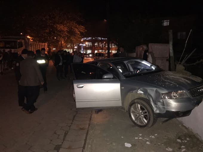 Bıçaklandı, hastaneye giderken kaza yaptı