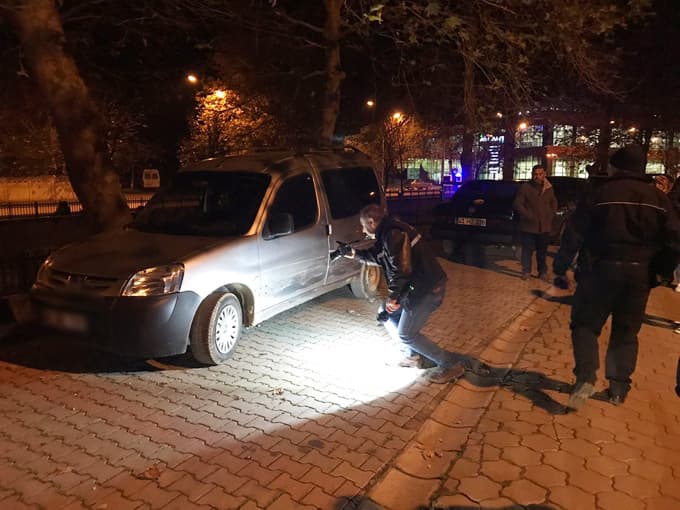 Bıçaklandı, hastaneye giderken kaza yaptı