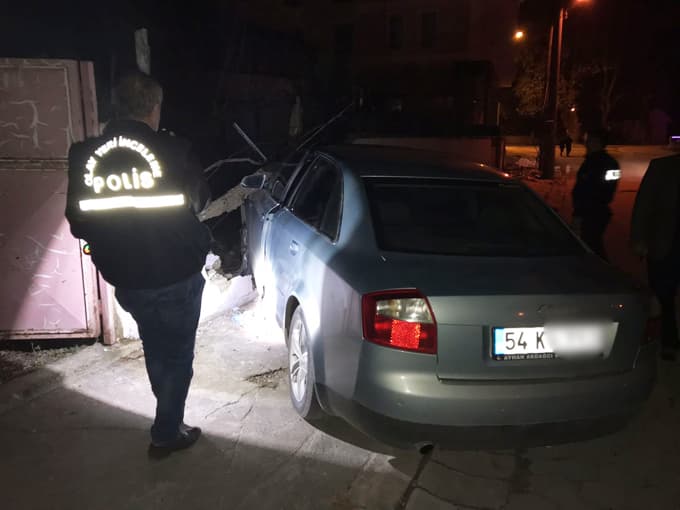 Bıçaklandı, hastaneye giderken kaza yaptı