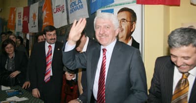 <strong><font color="#000000"><font face="Arial" size="2">Bu Yalancılar Kimseyi Kandıramadılar </font><br /></font></strong><br /><font face="arial,helvetica,sans-serif" size="2">D&uuml;zenlenen toplantıda konuşan B&uuml;y&uuml;kşehir Belediye Başkan Adayı Aziz Duran, &ouml;nceki g&uuml;n katıldığı televizyon programında kendisi ve ailesi hakkında iddialarda bulunan MHP B&uuml;y&uuml;kşehir Belediye Başkan Adayı Enver To&ccedil;oğlu hakkında &ccedil;ok ağır konuştu. <br /><br />Başkan Duran, 15 yıl boyunca kimseyi eleştirmeden sadece hizmetlerini anlattıklarını belirterek<font color="#333399">, &ldquo;Şimdi birileri &ccedil;ıkıp 70 milyonun g&ouml;z&uuml; &ouml;n&uuml;nde yalan konuşup iftira atıyor. Bu yalancılar 2004 se&ccedil;imlerinde kimseyi kandıramadılar ve kaybettiler. Şimdi yine 2004&rsquo;teki akıbetlerine uğrayacaklar&rdquo;</font> dedi.<br /><br /><strong><font color="#000000">Yalancılar Şerefsizin ta Kendileridir</font></strong><br /><br /><font color="#333399">&lsquo;Bu insanlara değil memleket bir koyun bile emanet edilmez&rsquo;</font> diyen Başkan Aziz Duran, şunları s&ouml;yledi; </font><font face="arial,helvetica,sans-serif"><font size="2"><font color="#333399">&ldquo;Bizim hakkımızda iddialarda bulunuyorlar. <strong>Sara&ccedil;oğlu Tesisleri&rsquo;yle yakınlarımın bağlantısı olduğunu iddia edenler s&ouml;ylediklerini belgeleriyle ispat edemezlerse, eğer şerefleri, haysiyetleri varsa bu şehri terk edip giderler.</strong> Eğer s&ouml;ylediklerini ispat ederlerse ben bu şehri terk etmeye hazırım. Ben yalanı s&ouml;yledim kaldı. &Ouml;yle yağma yok. Bunun peşini asla bırakmayacağız. Topluma hizmet edecek makamlara talip olanlar yalan konuşamaz. Afişlerinde d&uuml;r&uuml;st&uuml;z diyorlar. En &ccedil;ok neye ihtiya&ccedil; duyuyorlarsa onu konuşuyorlar. Onların en &ccedil;ok d&uuml;r&uuml;stl&uuml;ğe ihtiyacı var. Biz onların ge&ccedil;mişlerini hi&ccedil; karıştırmıyoruz.<strong> Aldıkları cezaları, yaptıkları sahtekarlıkları ortaya koymuyoruz.</strong> Onların yakınları &uuml;z&uuml;lmesin diye s&ouml;ylemiyoruz. Onlar bu makamlara gelebilmek i&ccedil;in insanlara yalan s&ouml;yleyip iftira atıyorlar. Yakınlarımın oteli var diyorlar, benzin istasyonu var diyorlar. Bunların tamamı asılsız, yalan iftiralardır. Konuşmalarında s&ouml;ylediklerini ispat edemeyen m&uuml;fteridir. 15 yıldır siyaset yapıyorum. <strong>Hi&ccedil; kimseye şerefsiz demedim ama yalancılara diyorum. Yalancılar şerefsizin ta kendileridir</strong>.&rdquo; </font></font></font>