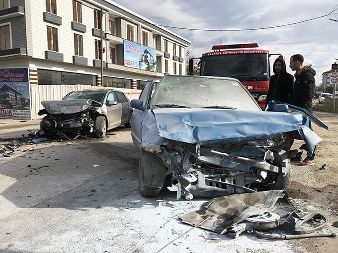 İki otomobil kafa kafaya çarpıştı