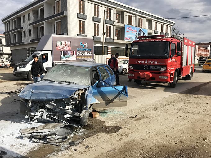 İki otomobil kafa kafaya çarpıştı