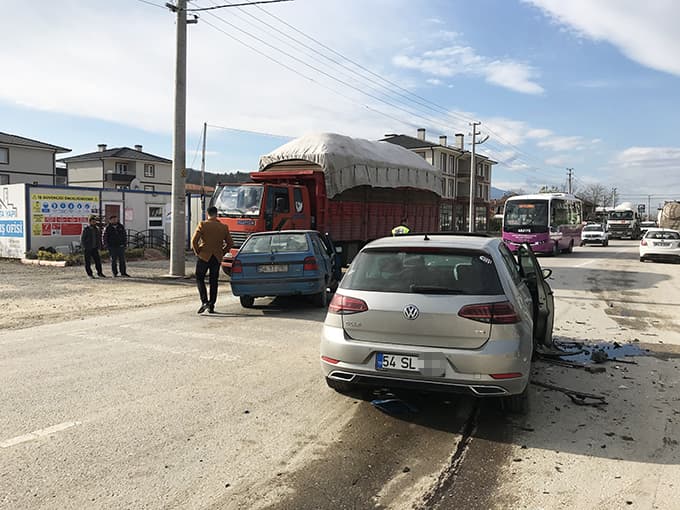 İki otomobil kafa kafaya çarpıştı