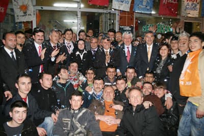 <strong><font face="Arial" size="2" color="#000000">Sayın Başbakanımızın da Eli G&uuml;&ccedil;lensin</font><br /><br /></strong><font face="Arial" size="2">Yalan ve iftira siyaseti yapmadıklarını dile getiren To&ccedil;oğlu, <font color="#333399">&ldquo;Bizim işimiz hizmet. İl&ccedil;e başkanımız Ahmet Soğuk Bey ve Milletvekilimiz Ayhan Bey Ferizli&rsquo;ye AK iktidarla gelen hizmetleri anlattılar. Bu hizmetlerin devamı i&ccedil;in oylarınızı bekliyoruz. Ama bu d&ouml;nem oylarımızı artırmalıyız ki Sayın Başbakanımızın da eli g&uuml;&ccedil;lensin&rdquo; </font>dedi.</font>