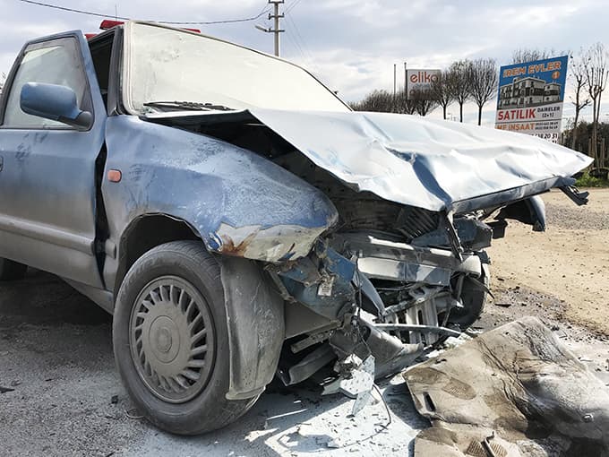 İki otomobil kafa kafaya çarpıştı