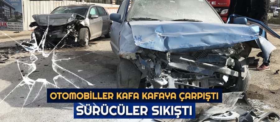 İki otomobil kafa kafaya çarpıştı